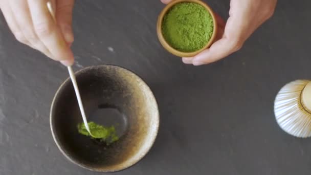 Chá Matcha Verde Prepearing Pedra Mesa Preta — Vídeo de Stock