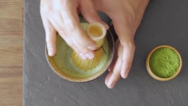 石黒いテーブルの上の緑の抹茶茶 Prepearing — ストック動画