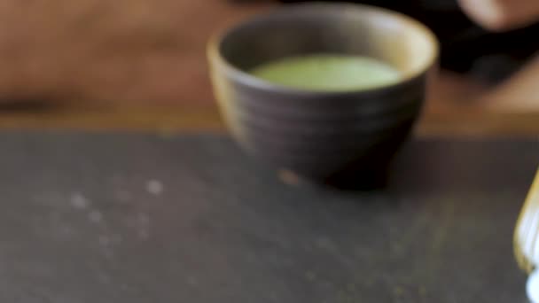 Grüner Matcha Tee Beim Vorbereiten Auf Steinschwarzem Tisch — Stockvideo