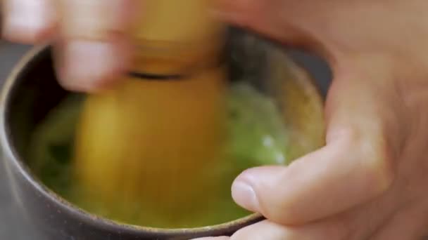 Grüner Matcha Tee Beim Vorbereiten Auf Steinschwarzem Tisch — Stockvideo