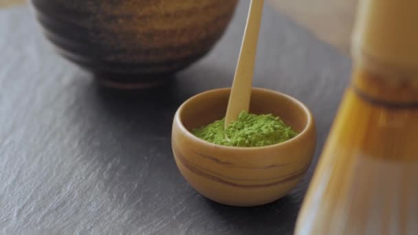 Groene Matcha Thee Prepearing Steen Zwart Tafel — Stockvideo