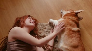 Corgi köpek ile iyi vakit geçiriyor kırmızı dreadlocks ile genç güzel kadın