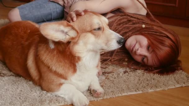 コーギー犬と良い時間を過ごして赤いドレッドヘアを持つ若いきれいな女性 — ストック動画