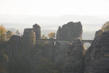 sonbahar yatay, dağlar ve bastei Köprüsü