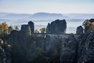 sonbahar yatay, dağlar ve bastei Köprüsü
