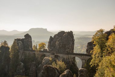 sonbahar yatay, dağlar ve bastei Köprüsü