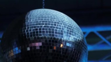 Gece Kulübü eski disko topu spin yakın çekim