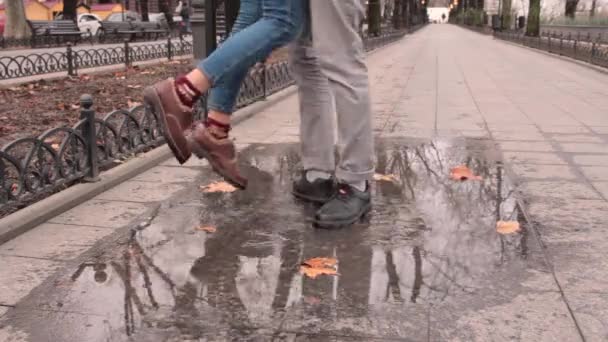 Närbild Läderstövlar Pöl Höstens Våta Gatorna — Stockvideo