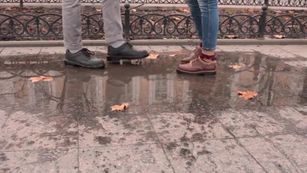 Close Van Lederen Laarzen Plas Herfst Natte Straten — Stockvideo