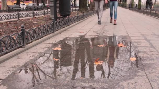 Zbliżenie Skórzane Buty Kałuży Jesienne Mokre Ulice — Wideo stockowe