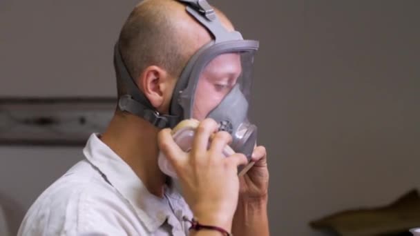 Proces Van Auto Schilderen Het Workshop Werknemer Masker Gebruiken Spuitpistool — Stockvideo