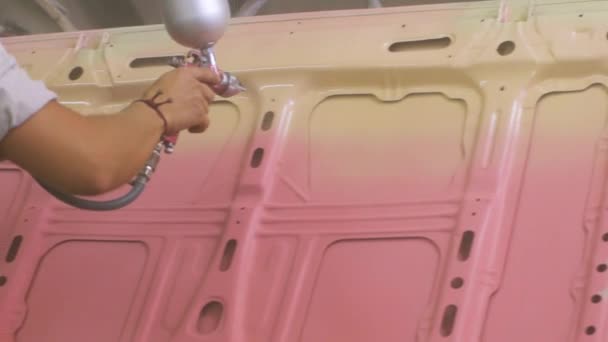 车间汽车涂装工艺 车库面罩喷枪工人 — 图库视频影像