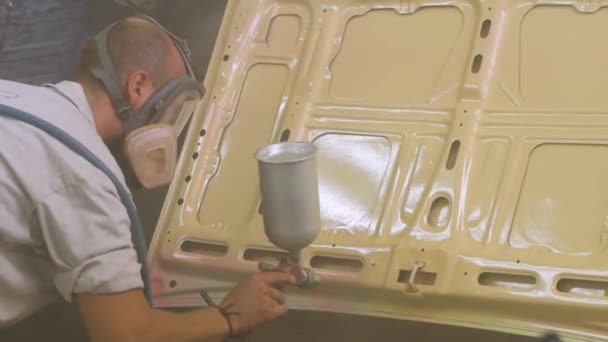 Proceso Pintura Coches Taller Trabajador Máscara Utilizar Pistola Pulverización Garaje — Vídeos de Stock