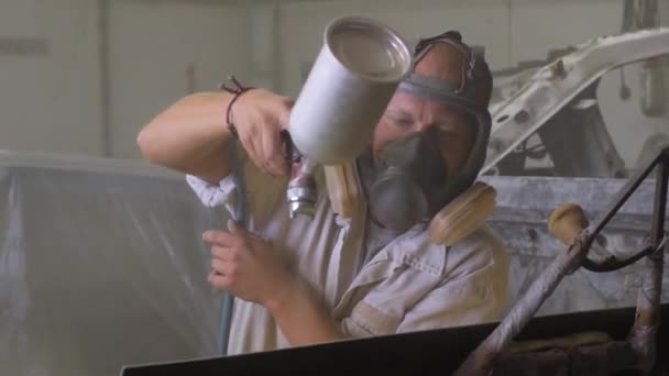 Processo Pintura Carro Oficina Trabalhador Máscara Usar Pistola Pulverização Garagem — Vídeo de Stock