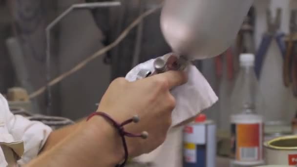 Processen För Bil Målning Verkstad Arbetare Mask Använder Sprutpistol Garage — Stockvideo
