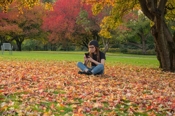 Junge Frau Mit Roten Dreadlocks Und Brille Entspannt Herbstpark — Stockfoto