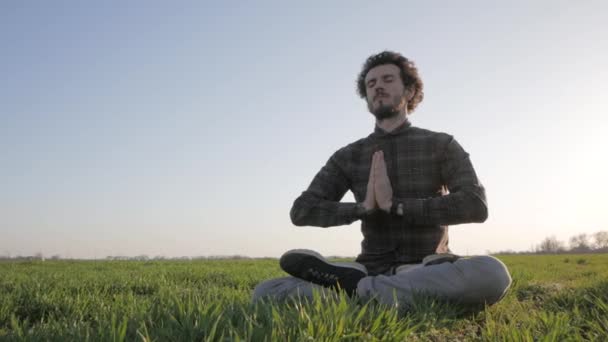 Ung Man Fritidskläder Avkopplande Gröna Fältet Efter Arbete Meditation Manliga — Stockvideo