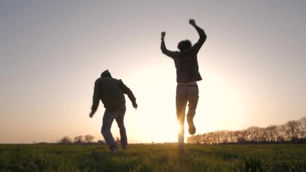 Silhouette Deux Jeunes Gens Courant Sautant Amusant Dans Les Champs — Video