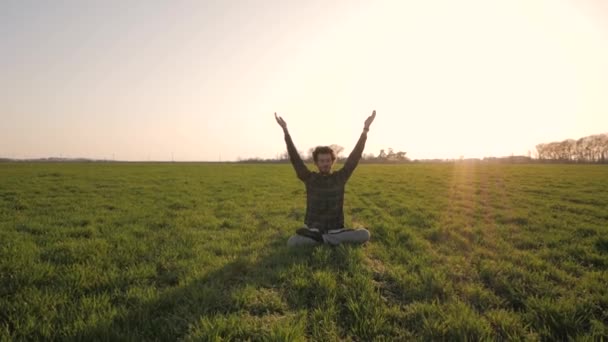 Ung Man Fritidskläder Avkopplande Gröna Fältet Efter Arbete Meditation Manliga — Stockvideo