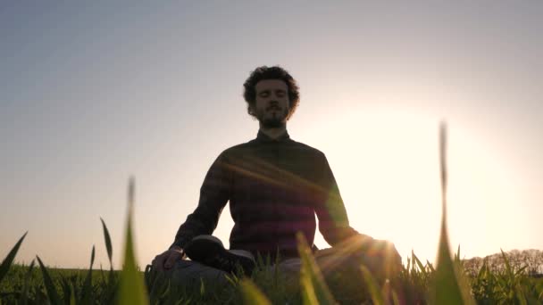 Молодий Чоловік Повсякденному Одязі Розслабляється Зеленому Полі Після Роботи Медитація — стокове відео