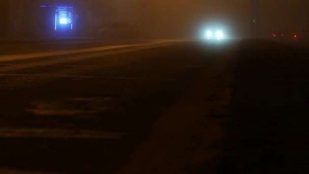 Auto Nella Nebbia Traffico Strada Notte — Video Stock