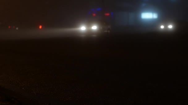 ナイト ストリートで 霧の中で車の交通します — ストック動画