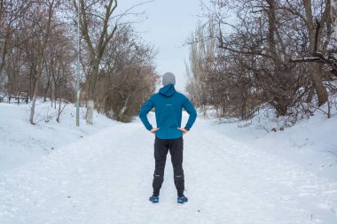 Genç Erkek atlet açık havada kar üzerinde koşan adam kış zamanlarda, eğitim 