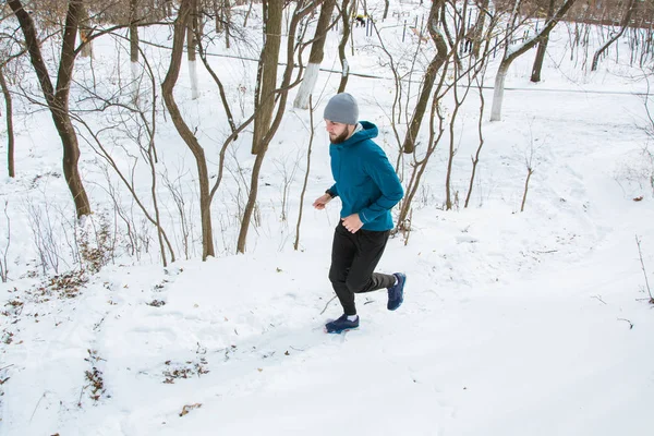 Młody Mężczyzna Runner Szkolenia Zewnątrz Zimie Człowiek Uruchomić Śniegu — Zdjęcie stockowe