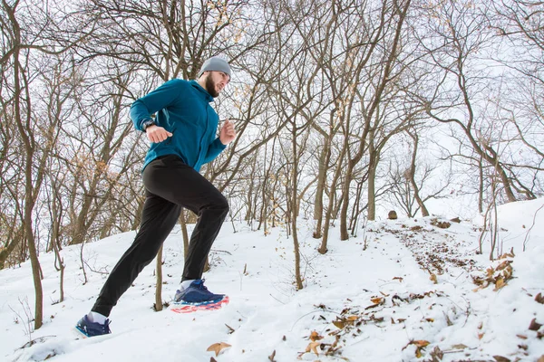 Młody Mężczyzna Runner Szkolenia Zewnątrz Zimie Człowiek Uruchomić Śniegu — Zdjęcie stockowe