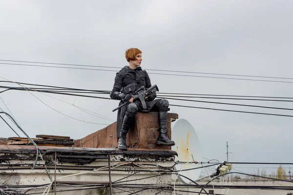 Mujer Joven Estilo Moderno Ropa Blanca Con Rifle Posando Azotea — Foto de Stock