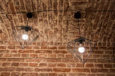 kırmızı tuğla duvara çatı iç metal avize, yakın çekim