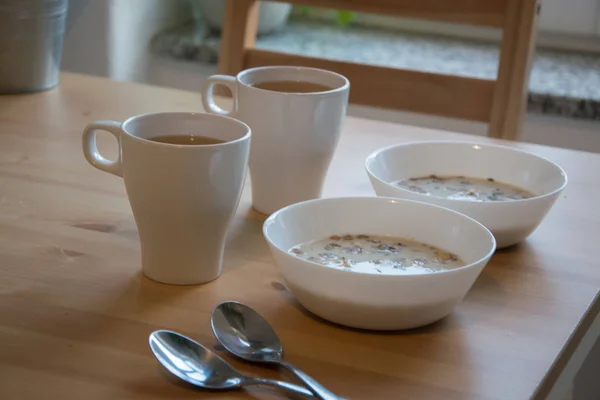 Müsli Frühstück Und Tee Für Zwei Personen Auf Dem Holztisch — Stockfoto