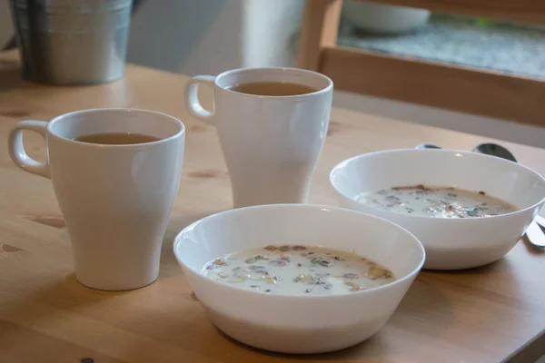 Müsli Frühstück Und Tee Für Zwei Personen Auf Dem Holztisch — Stockfoto