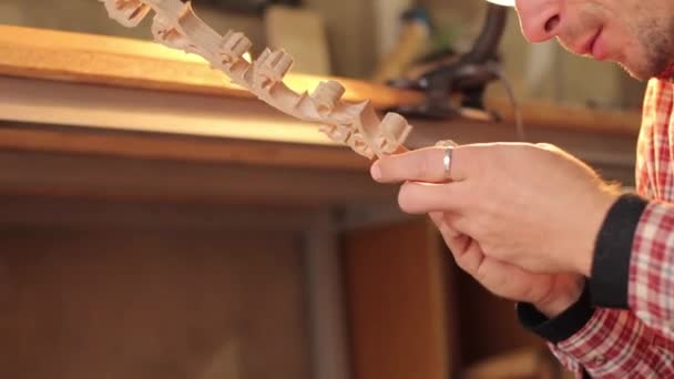 关闭工作的木材雕刻机 男性工作与木材在车间 — 图库视频影像