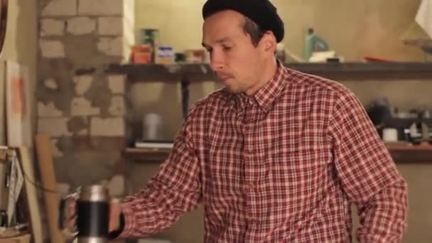 Jeune Travailleur Boit Café Thé Dans Atelier — Video
