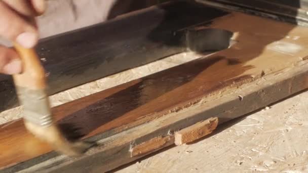 作業木材彫刻 男性連携ワーク ショップで木のクローズ アップ — ストック動画