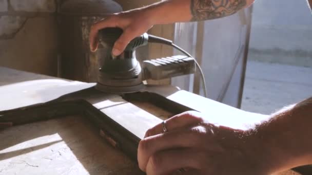 关闭工作的木材雕刻机 男性工作与木材在车间 — 图库视频影像