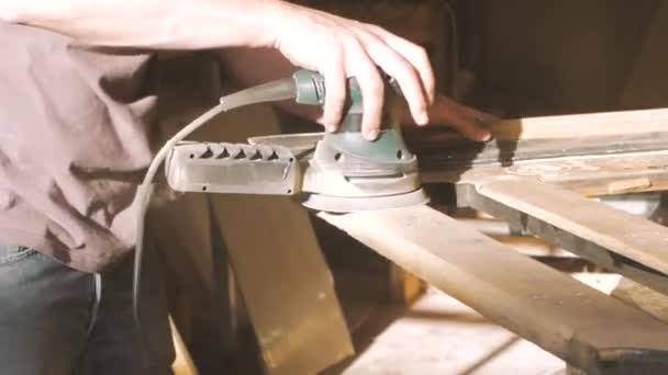 Nahaufnahme Des Arbeitenden Holzschnitzers Männliche Arbeit Mit Holz Der Werkstatt — Stockvideo