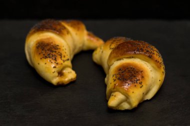 taze hommade ekmek kruvasan haşhaş ve reçel siyah tablo ile yakın çekim 