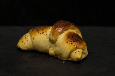 taze hommade ekmek kruvasan haşhaş ve reçel siyah tablo ile yakın çekim 