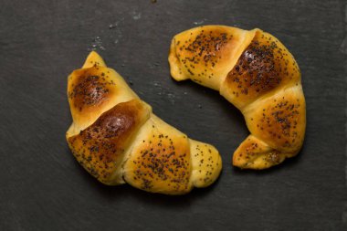 taze hommade ekmek kruvasan haşhaş ve reçel siyah tablo ile yakın çekim 