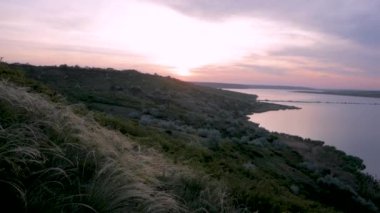 güzel yaz peyzaj göl ile? tepeler ve günbatımı