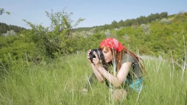 赤毛の若い女性旅行者の肖像画は女性写真家の夏の日のハイキング 山の中の写真を作る — ストック動画