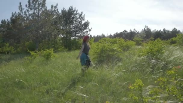 Ung Kvinna Poserar Kullen Soliga Sommardag Berg Skog Bakgrund — Stockvideo