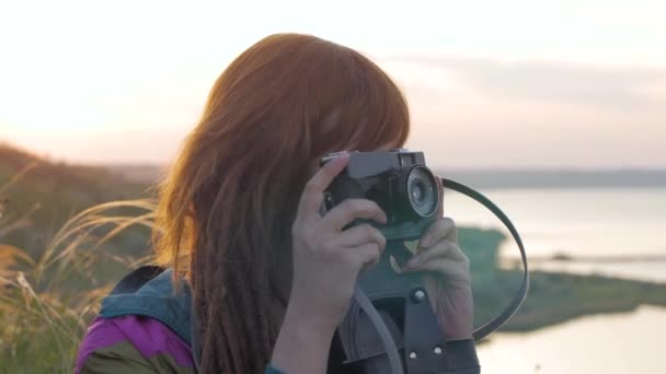 赤毛の若い女性旅行者の肖像画は女性写真家の夏の日のハイキング 山の中の写真を作る — ストック動画