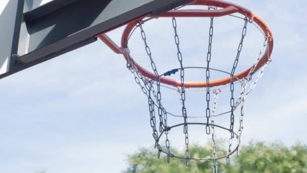 Aro Baloncesto Parque Contra Cielo Azul — Vídeos de Stock