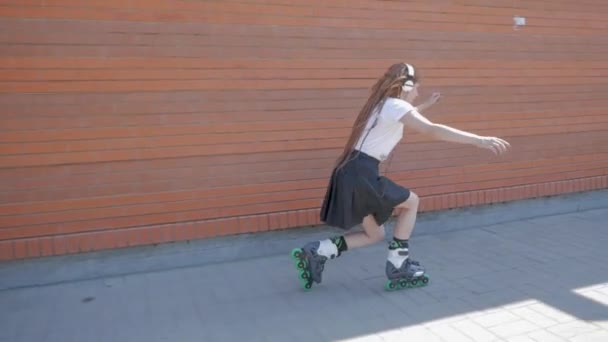 Jonge Vrouw Met Hoofdtelefoon Skaten Straten Het Luisteren Naar Muziek — Stockvideo