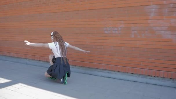 Mujer Joven Con Auriculares Patinando Las Calles Escuchar Música — Vídeos de Stock