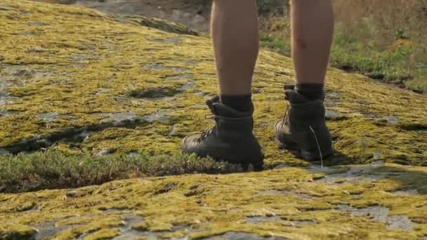 Close Caminhada Masculina Botas Musgo Verde Nas Montanhas Durante Pôr — Vídeo de Stock