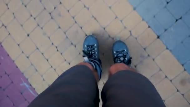 Primer Plano Piernas Masculinas Montando Patines Línea Punto Vista Patinaje — Vídeos de Stock